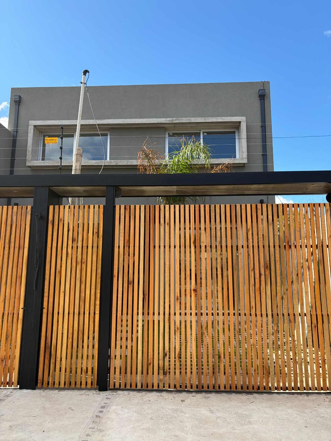 PH / CASA UF A ESTRENAR CON COCHERA Y JARDIN