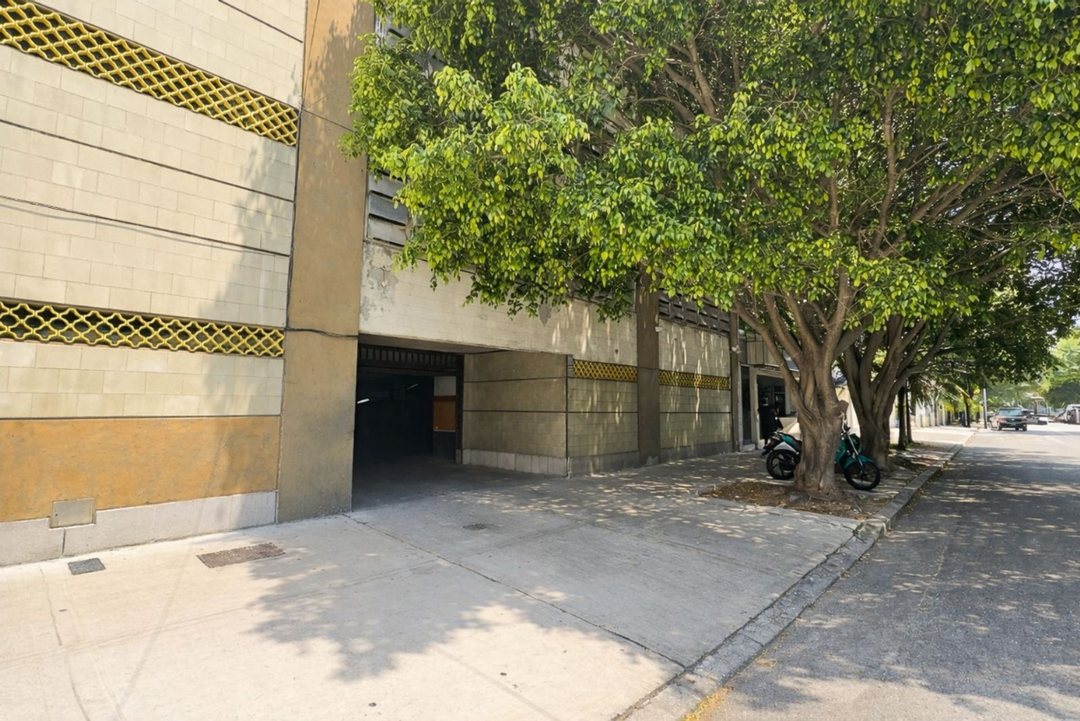 VENTA AMPLIA COCHERA FIJA CON SEGURIDAD 24 HS