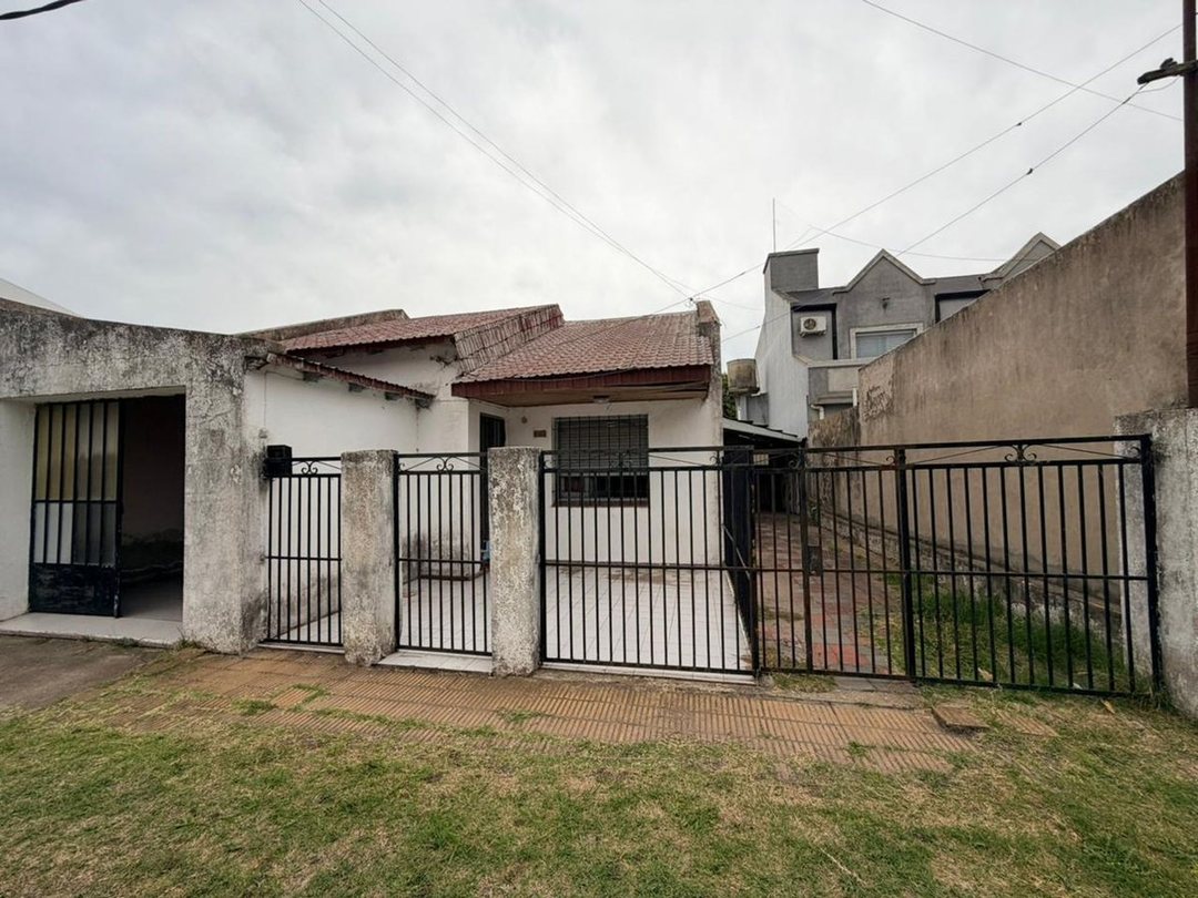 CASA A RECICLAR EN VENTA TOLOSA APTA BANCO