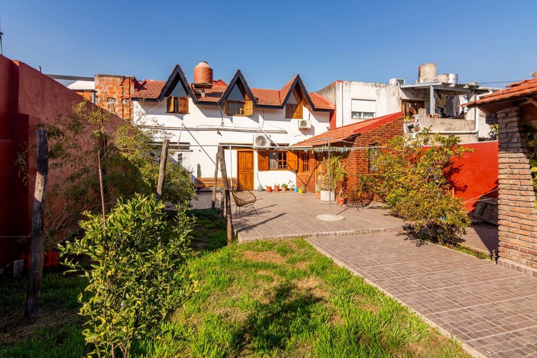 CASA 4 AMB PATIO QUINCHO Y PARRILLA V LUZURIAGA