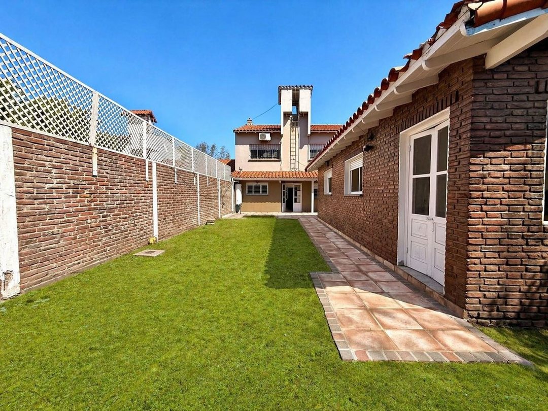 HERMOZO CHALET 5 AMB C/PARQUE Y GARAGE