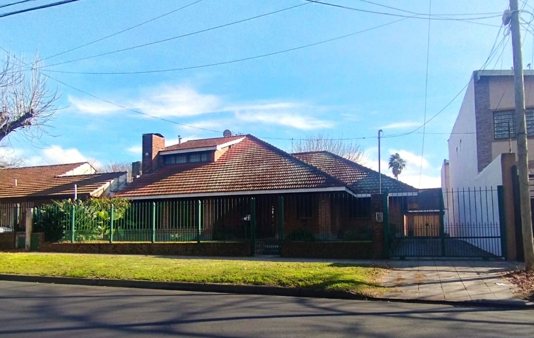 CASA EN VENTA 6 AMBIENTES JOSE MARMOL GRAN TERRENO