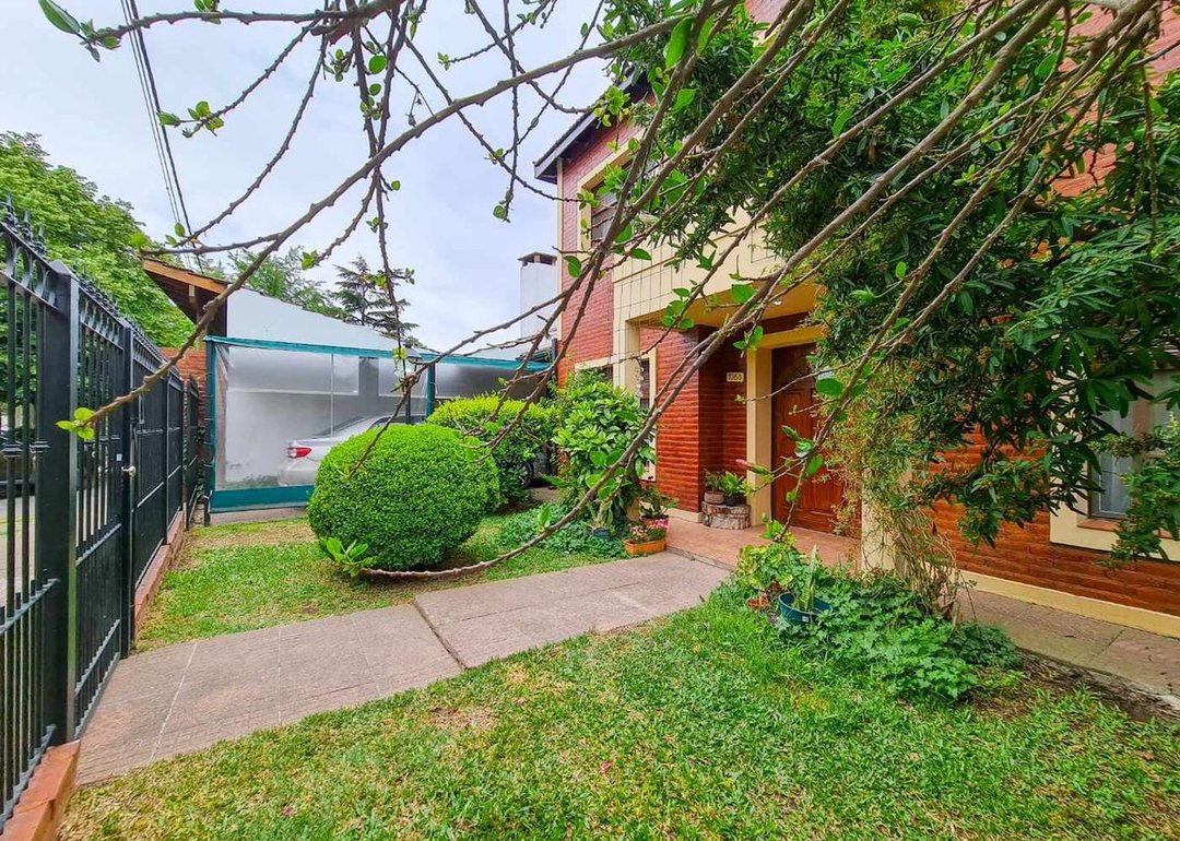 Casa en venta en Luján  5 ambientes APTA CREDITO
