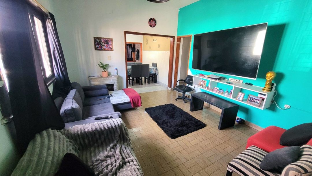 Casa en venta de 4 amb + depto de 2 amb - Moreno