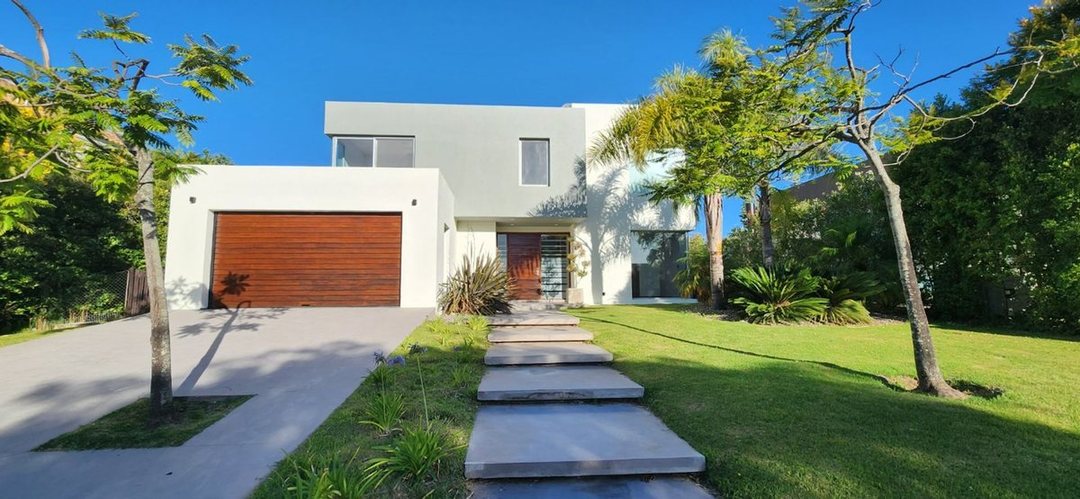 VENTA CASA GOLF NORDELTA CON RENTA