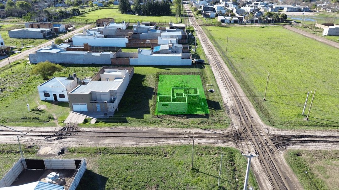 Se Vende terreno con construcción al 30%.
