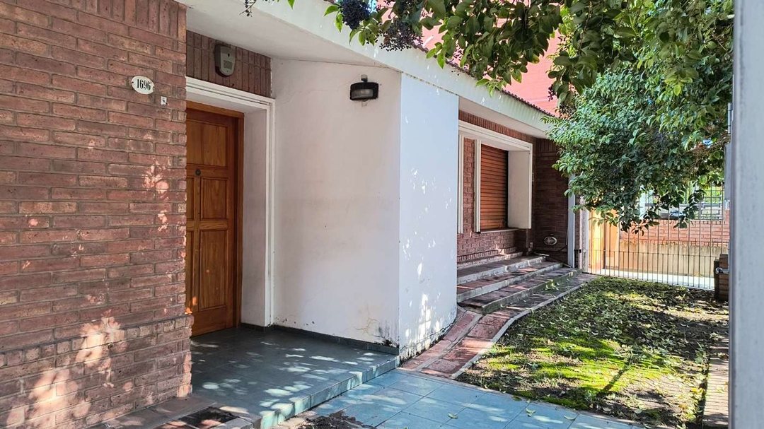 VENTA CASA 2 DORMITORIOS COCHERA CRISOL SUD CBA
