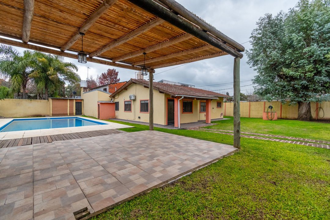 Venta Casa 2dorm quincho jardin pileta Alberti Pil