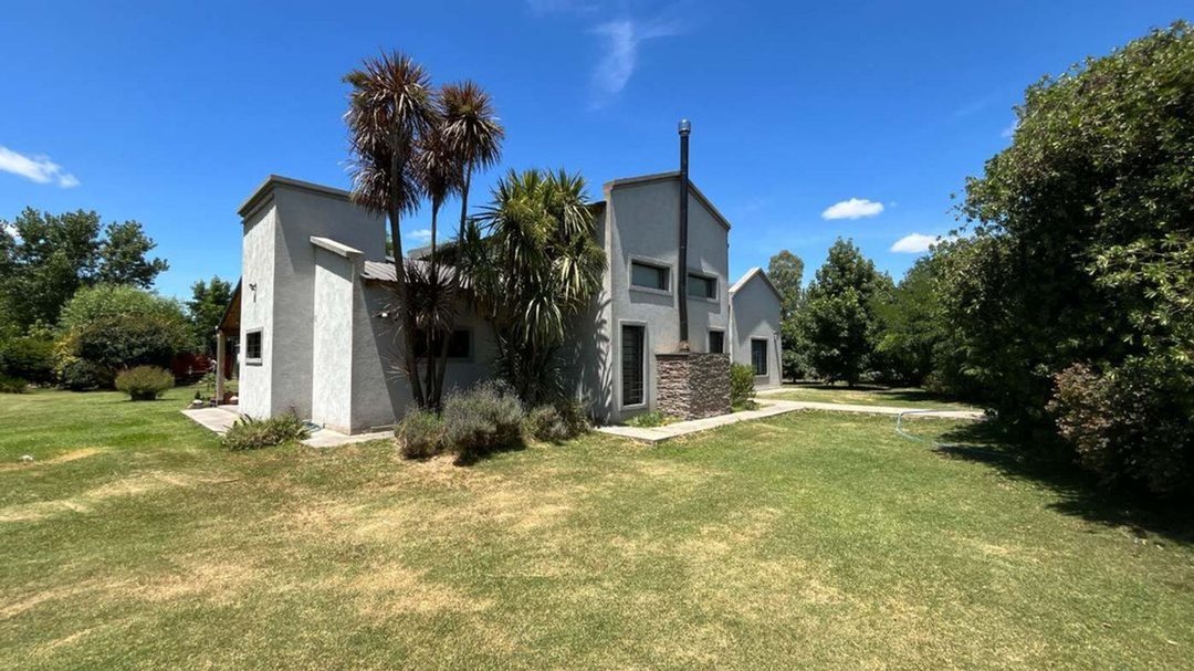 VENTA CASA 6 AMBIENTES GRAN PARQUE Y PILETA