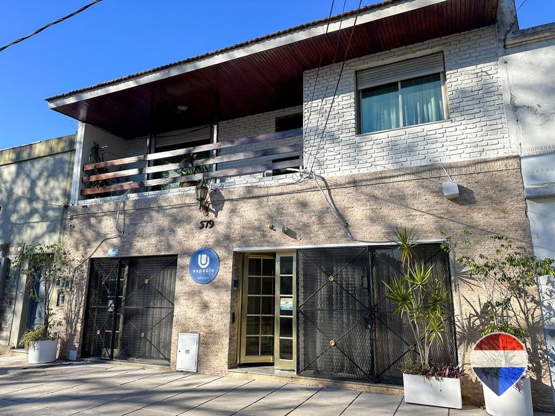 CASA 6 AMB EN VENTA CON PILETA LOMAS DE ZAMORA