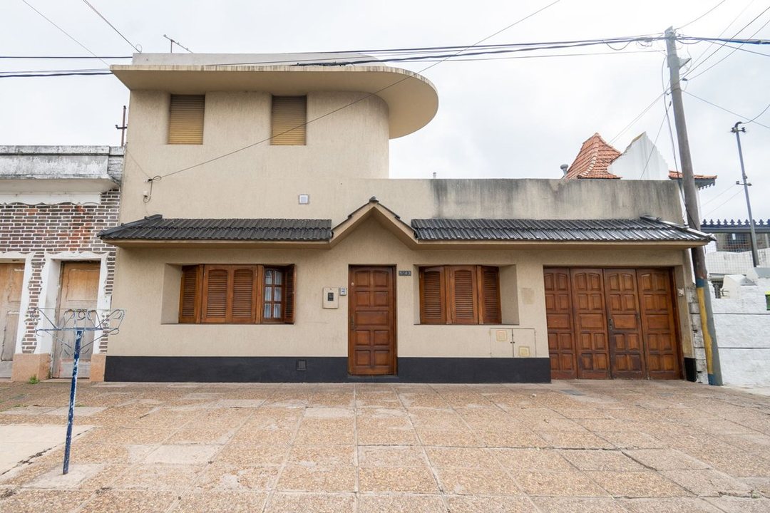 Casa amplia en venta con departamento interno