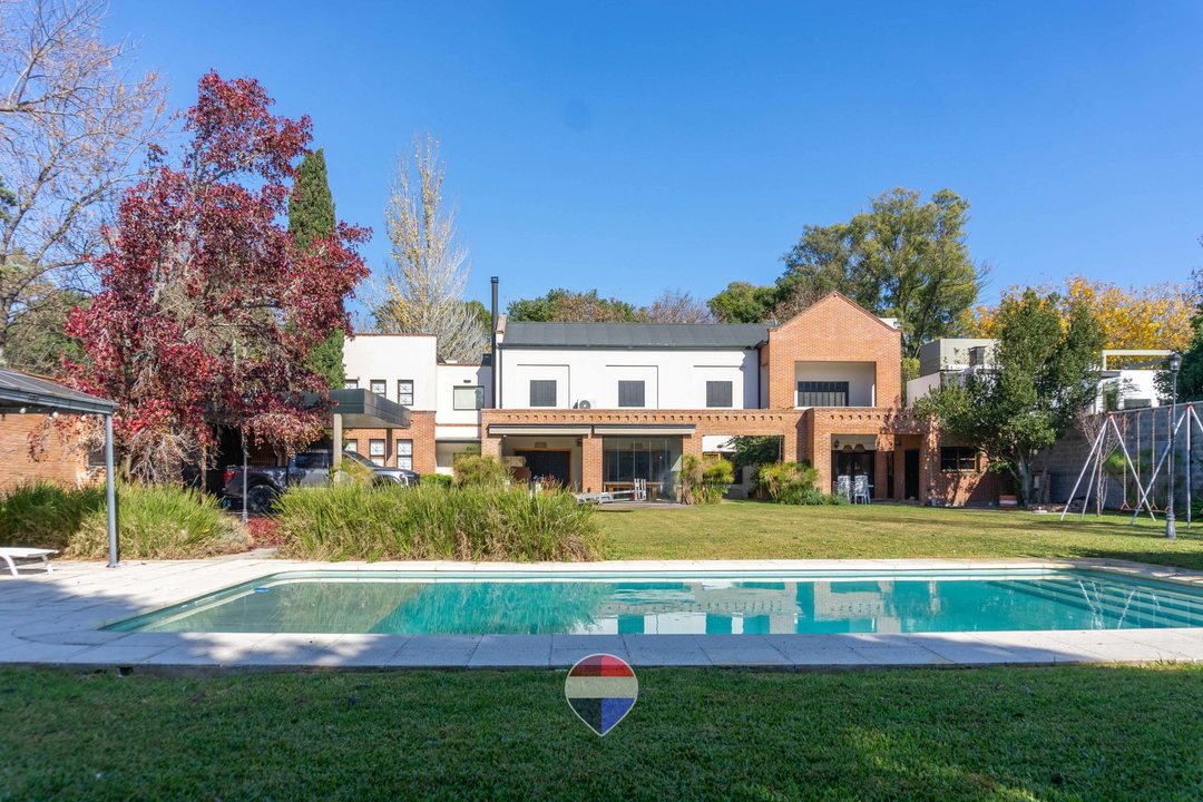 CASA EN VENTA GONNET ENTRE CAMINOS