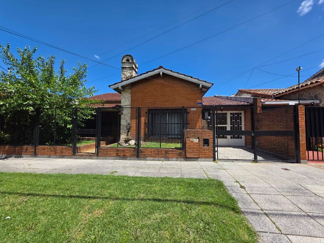 VENTA CASA 3 AMBIENTES C/PATIO COCHERA HURLINGHAM