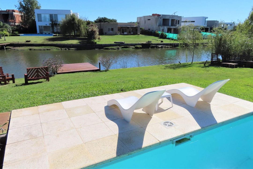 Venta Casa 4 Domitorios a la Laguna en El Cantón