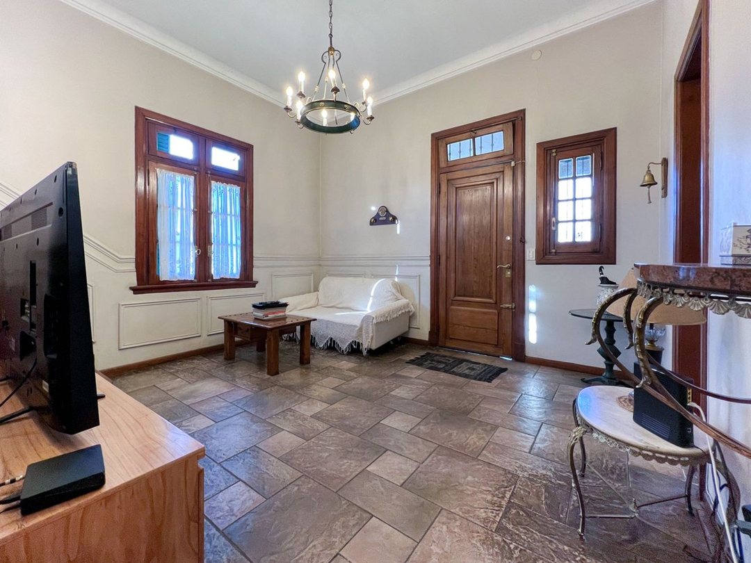 CASA INGLESA EN LOMAS DE ZAMORA C/PILETA