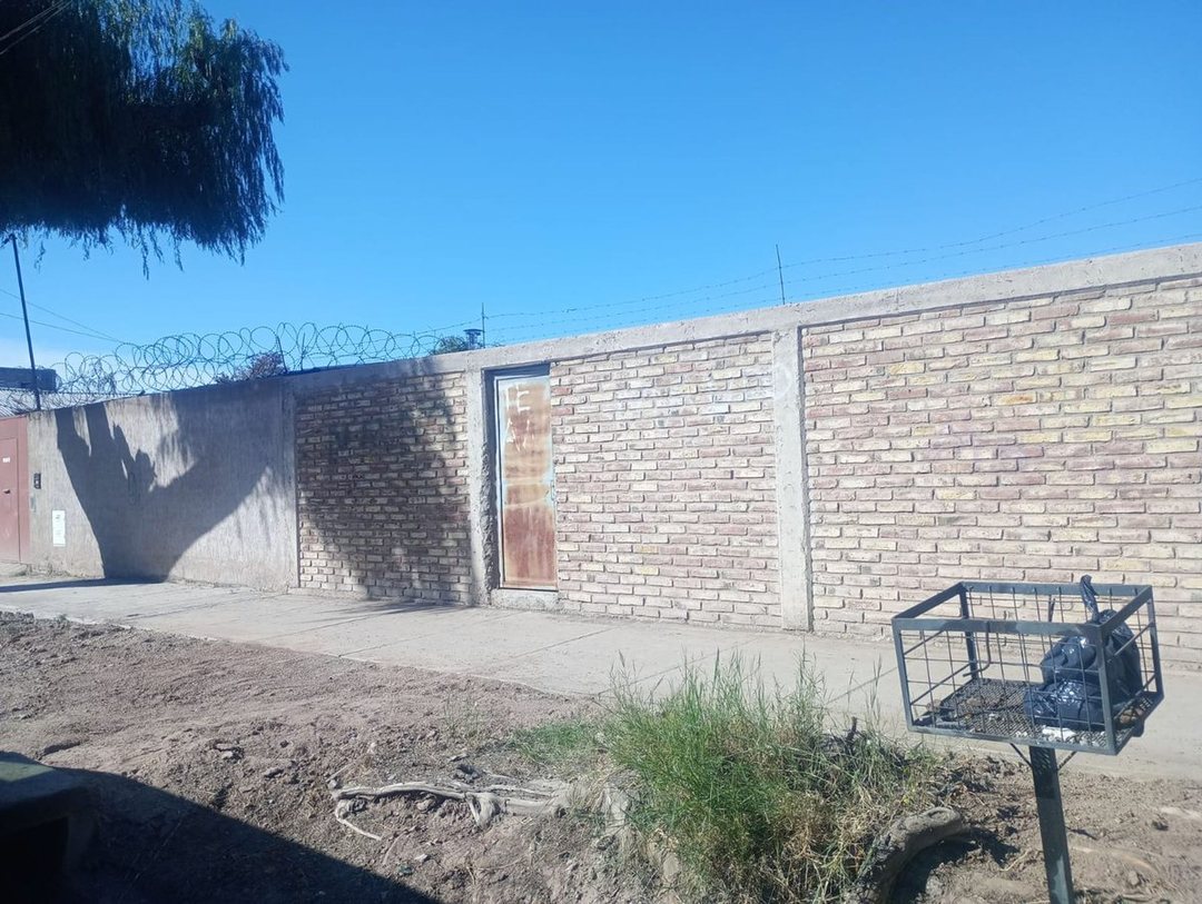 Venta Gran terreno en Godoy Cruz Cerrado medianera