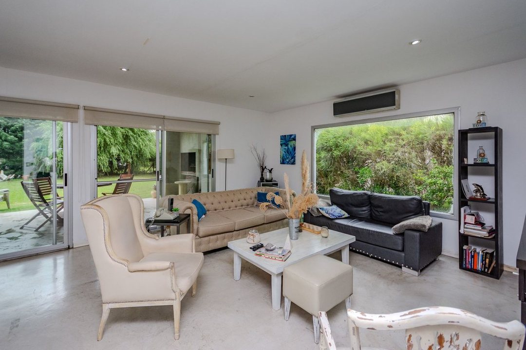 VENTA CASA 5 AMBIENTES CON PARQUE CANNING