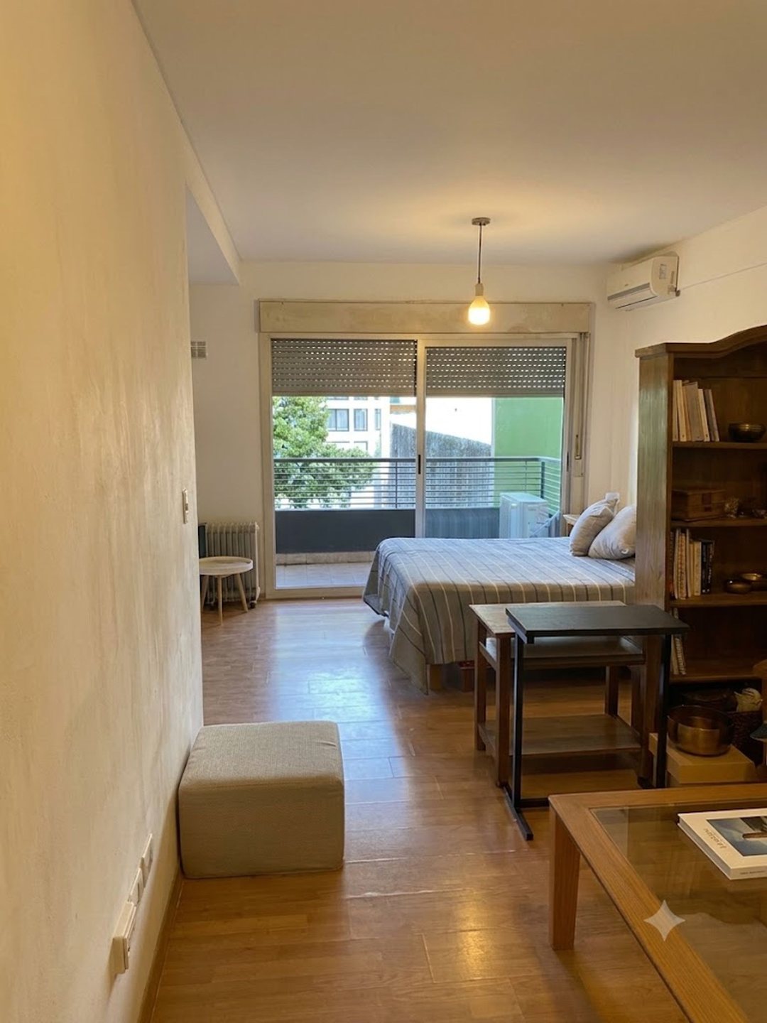 Monoambiente con balcón, cochera y vista abierta