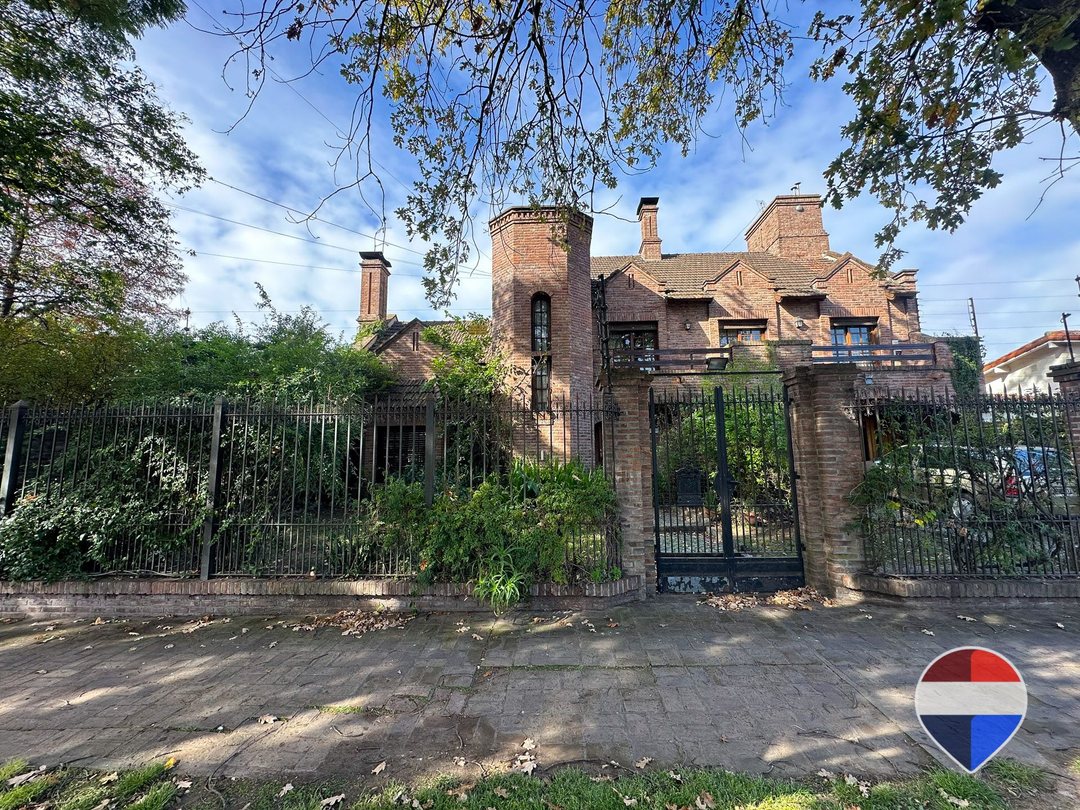 CASA EN VENTA 6 AMBIENTES MONTE GRANDE CENTRO