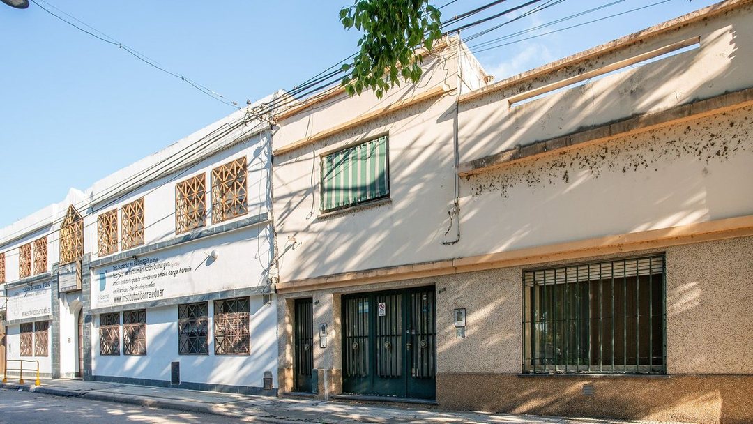 CASA DE 3 DORMITORIOS CON COCHERA Y DTO DE PASILLO