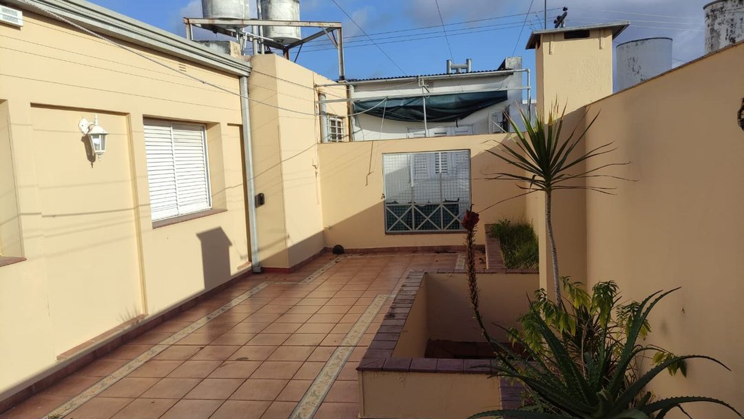 SE VENDE EXCELENTE PLANTA ALTA DOS DORMITORIOS