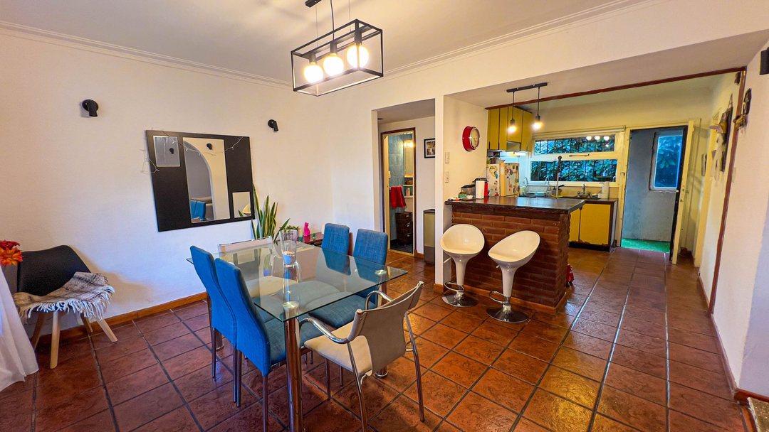 VENTA CASA 4 AMBIENTES CON PATIO BARRIO CAISAMAR.