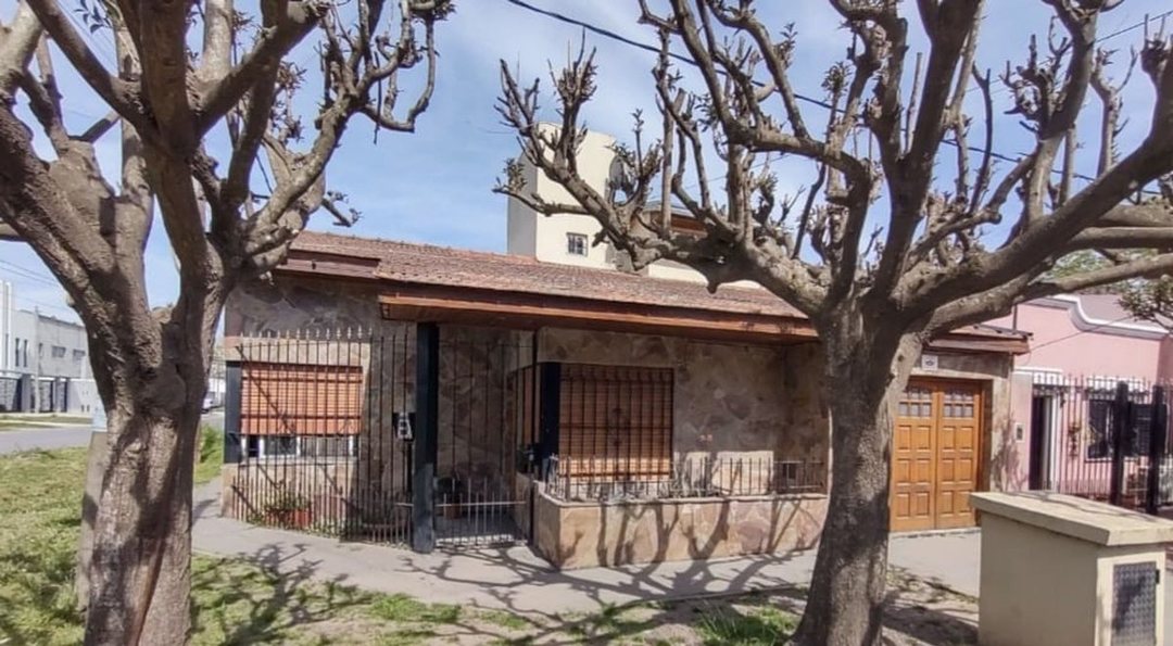CASA EN VENTA LA PLATA 3 DORMITORIOS