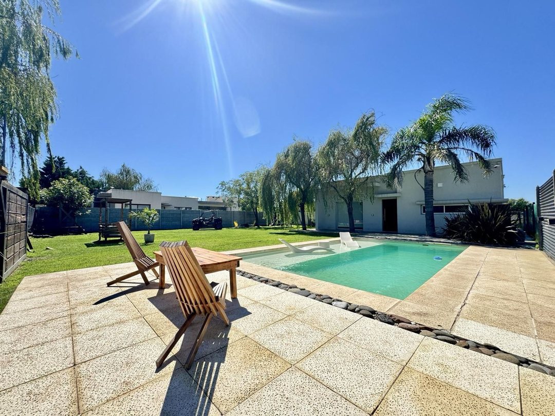 CASA EN VENTA DOS DORMITORIOS ROLDAN