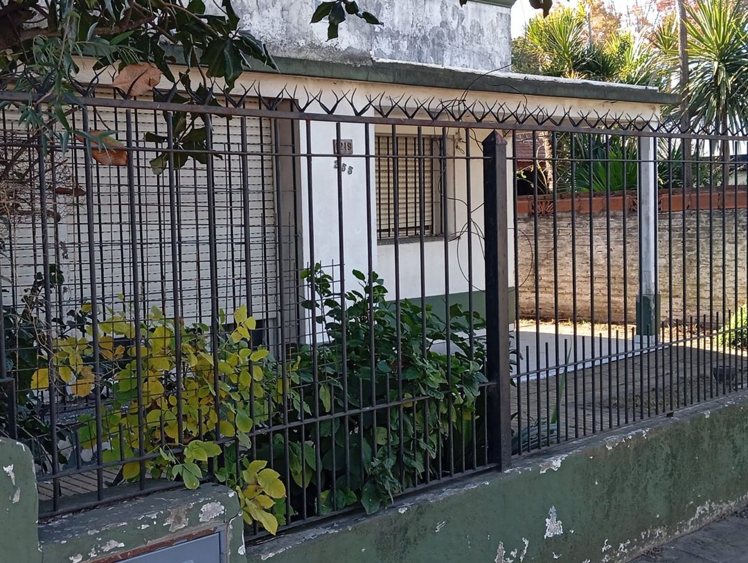 CASA 3 DORMITORIOS VENTA BURZACO CON FONDO