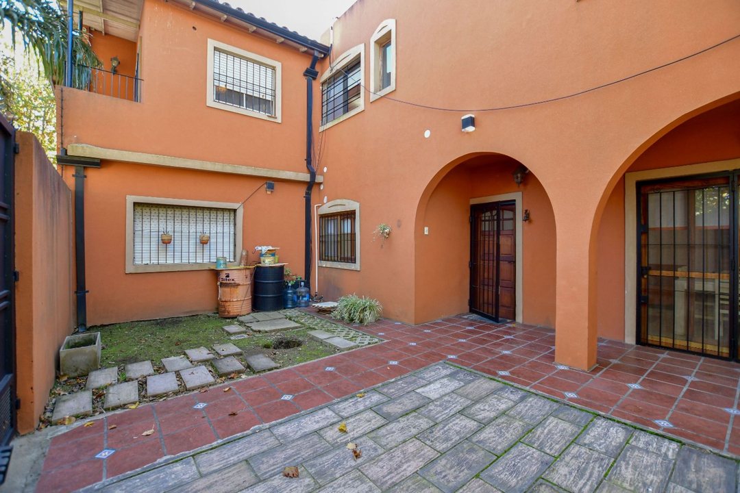 CASA EN VENTA QUILMES 4 DORMITORIOS