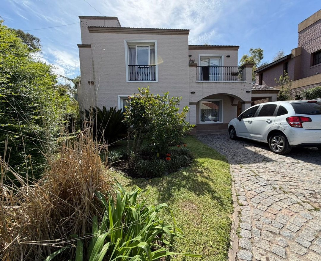 VENTA CASA 5 AMBIENTES CHAMPAGNAT PILAR