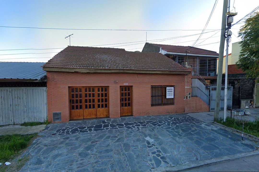 CASA 4 AMBIENTES COCHERA Y PATIO - ACEPTA PERMUTA