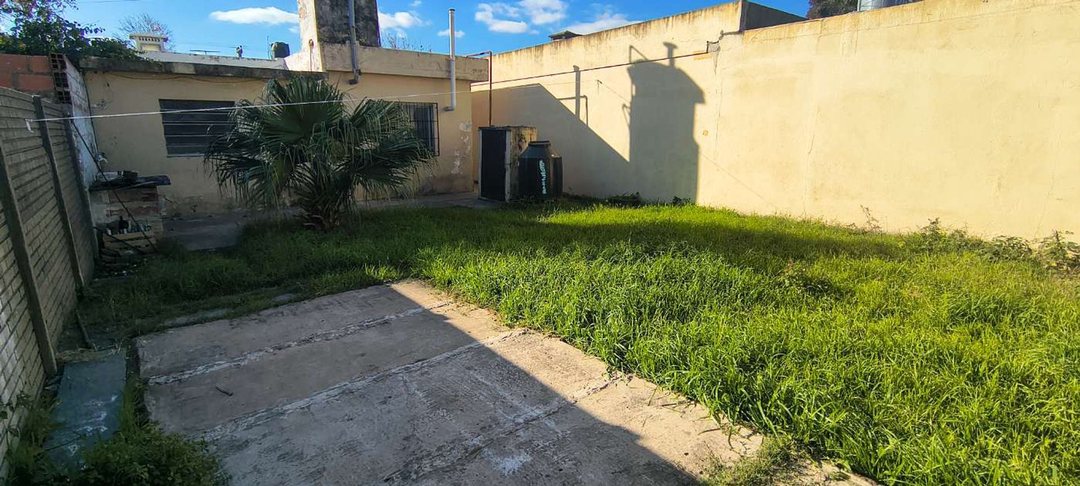 VENTA CASA PASILLO 2 DORMITORIOS CON PATIO VERDE