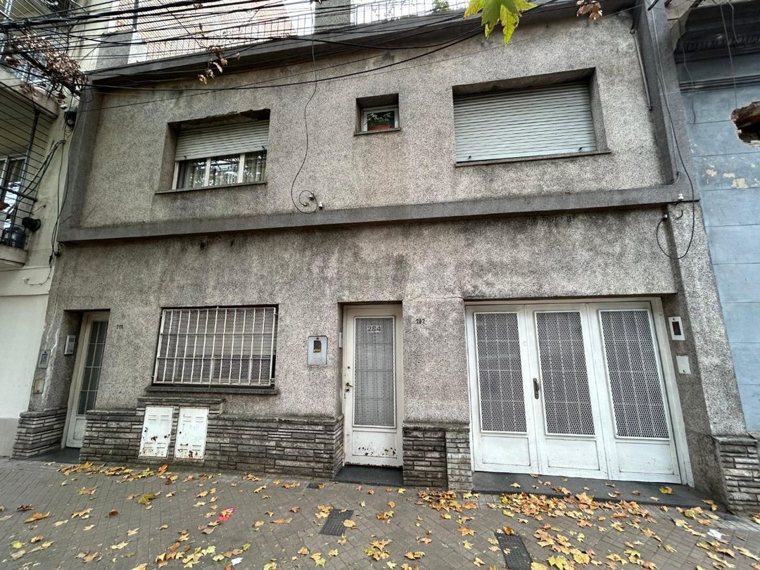 VENTA CASA EN PB  DOS DORMITORIOS EN LUIS AGOTE
