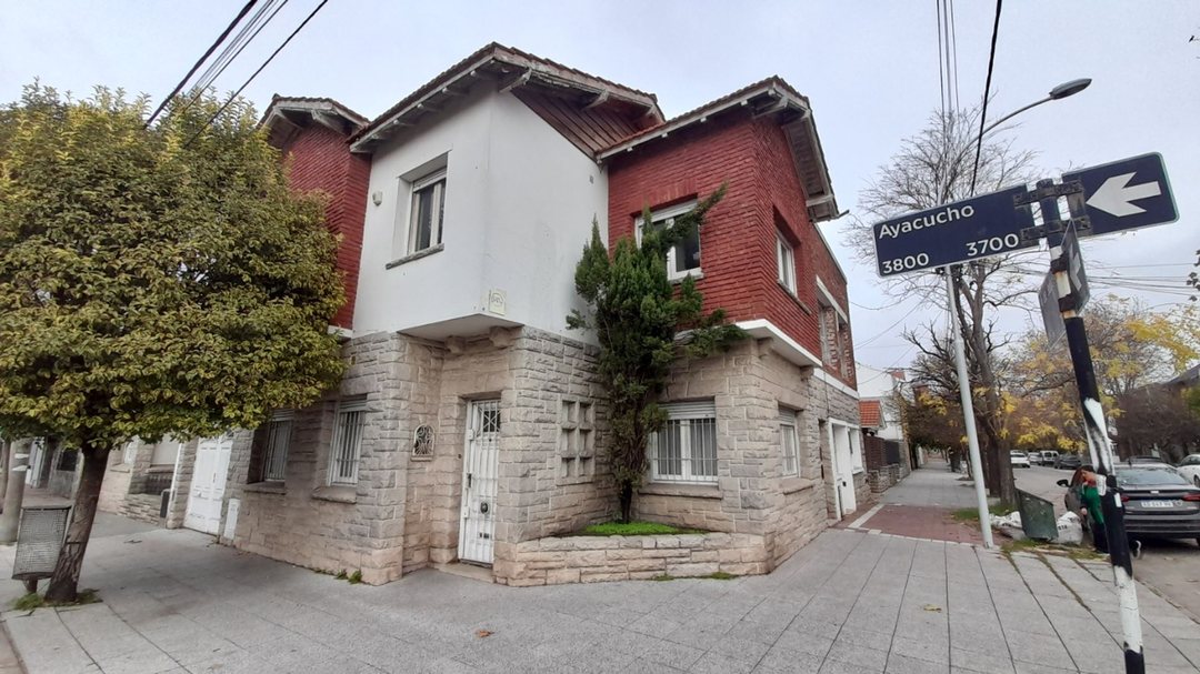 VENTA CASA 4 AMBIENTES CON GARAGE LA PERLA