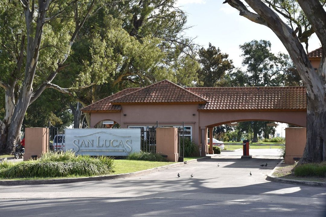 VENTA LOTE A LAGUNA EN BARRIO PRIVADO SAN LUCAS