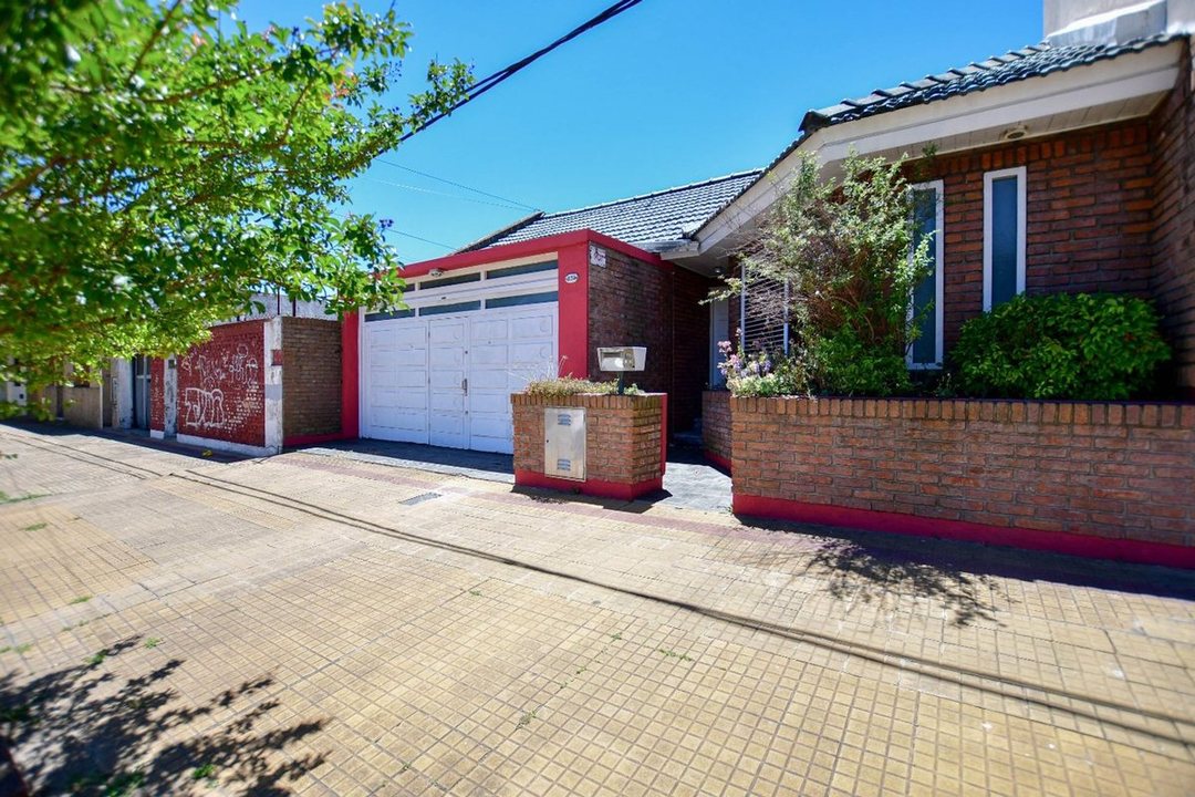 CASA EN VENTA EN LA PLATA 3 DORMITORIOS