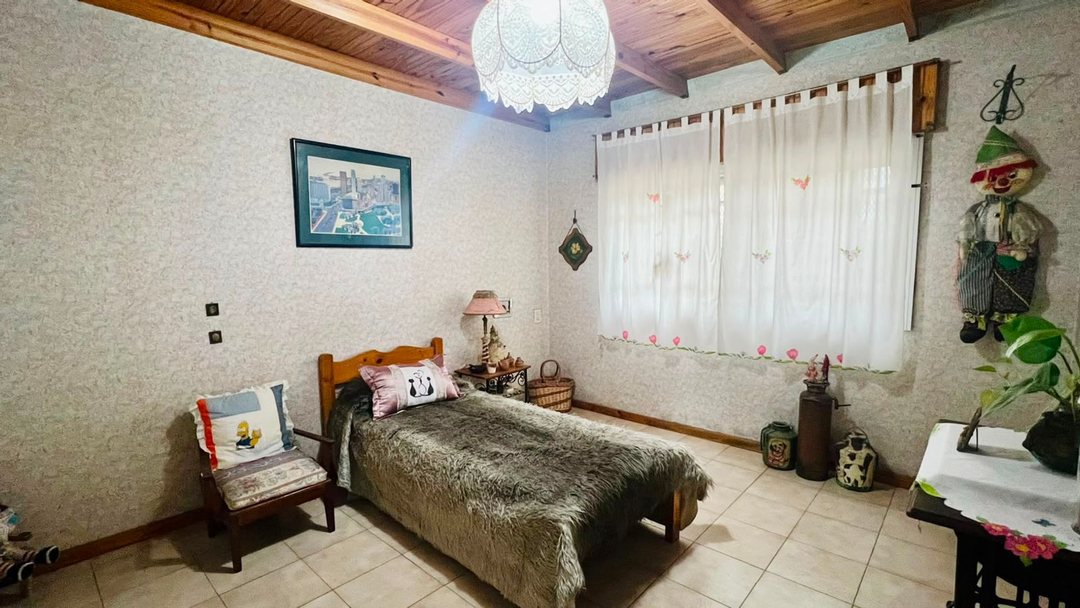 VENTA CASA - 5 AMB- PILETA/QUINCHO - MULTIFAMILIAR