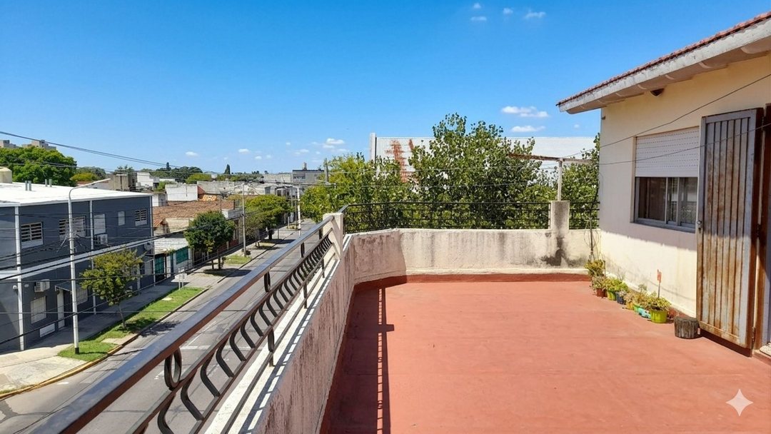 VENTA Casa 4 Amb. con cochera y local