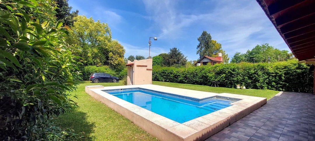 Casa sobre doble lote en EL Trebol con piscina