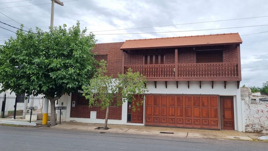 Casa de dos plantas, mas departamento. Rawson