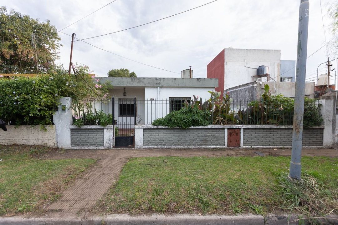 VENTA CASA 3 AMB A REFACCIONAR EN HURLINGHAM!