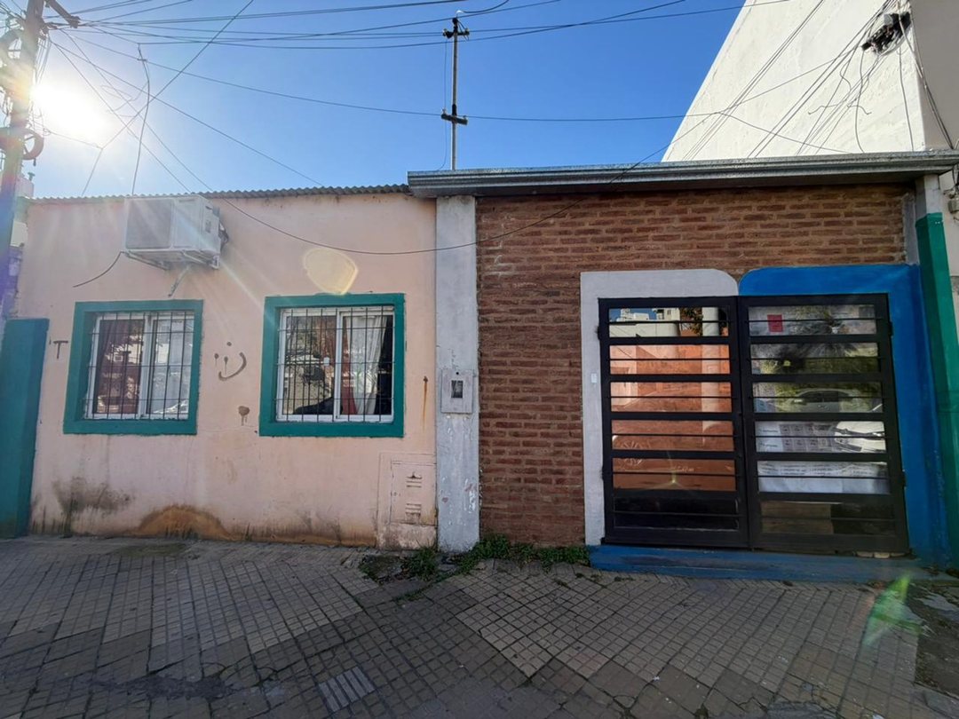 Se vende Casa/Lote a Modernizar Barrio Candioti.