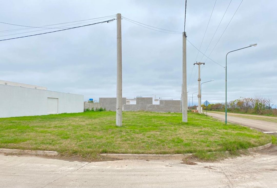 VENTA/ LOTE EN ESQUINA/LOMAS DEL BOSQUE/ESCRITURAB