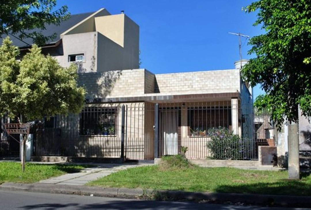 CASA 3 AMB EN VENTA EN JOSE MARMOL A REFACCIONAR