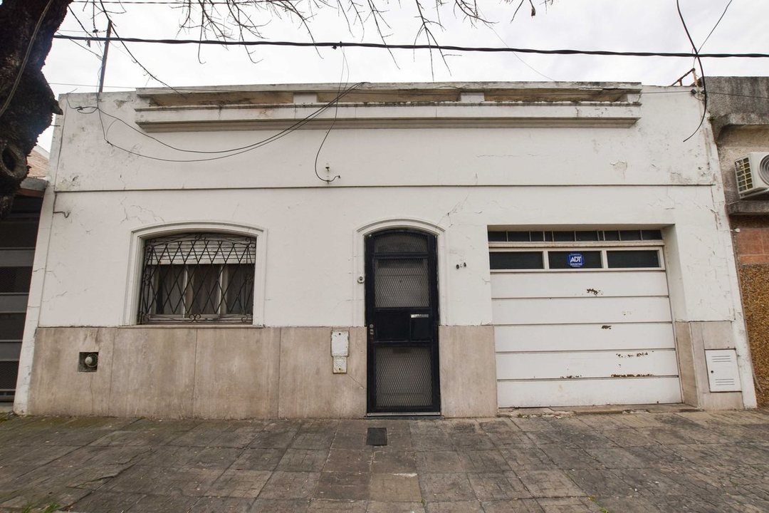 VENTA CASA 2 DORMITORIOS MAS COMODIN Y COCHERA