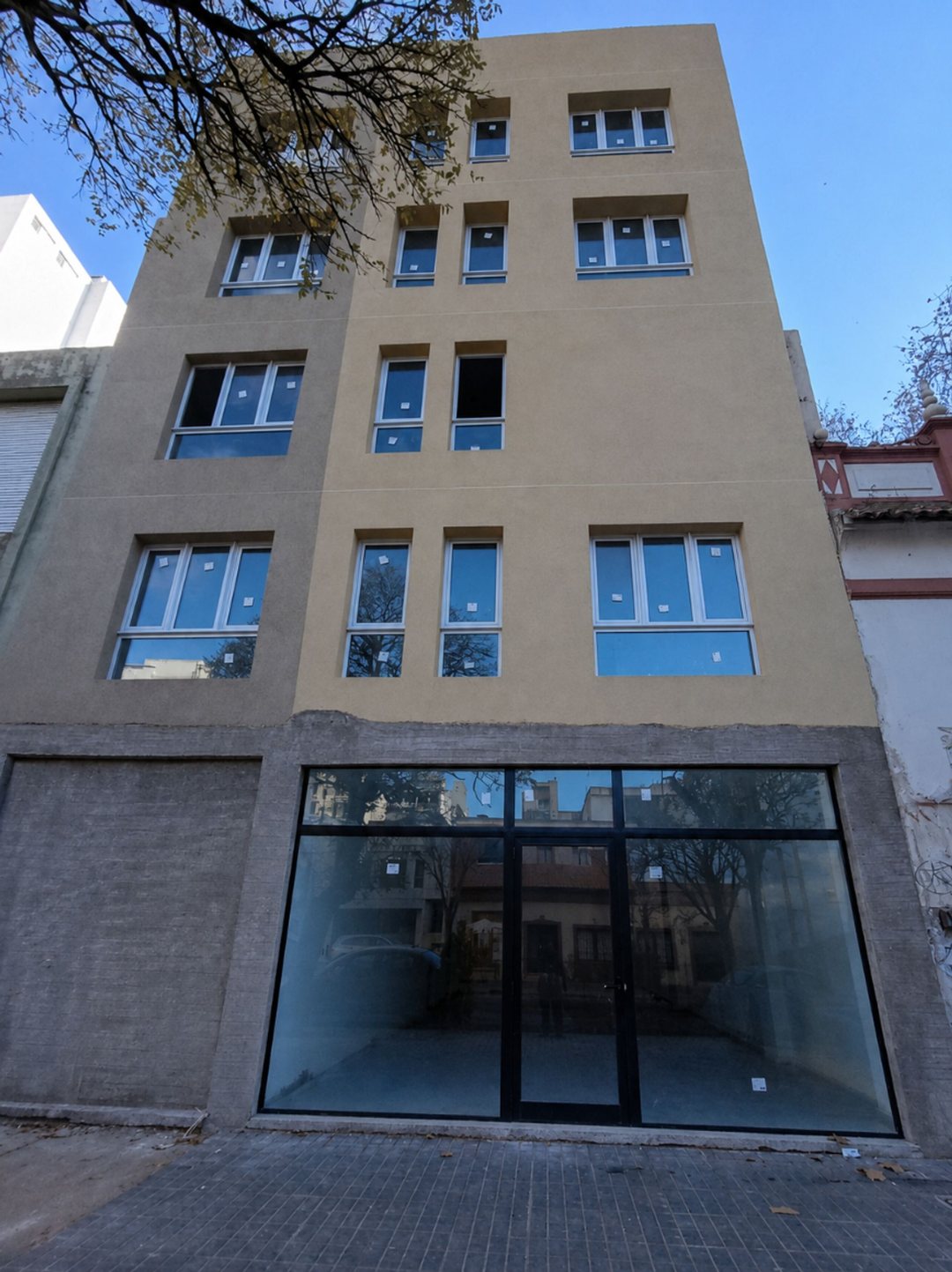 Edificio corporativo en block y local comercial