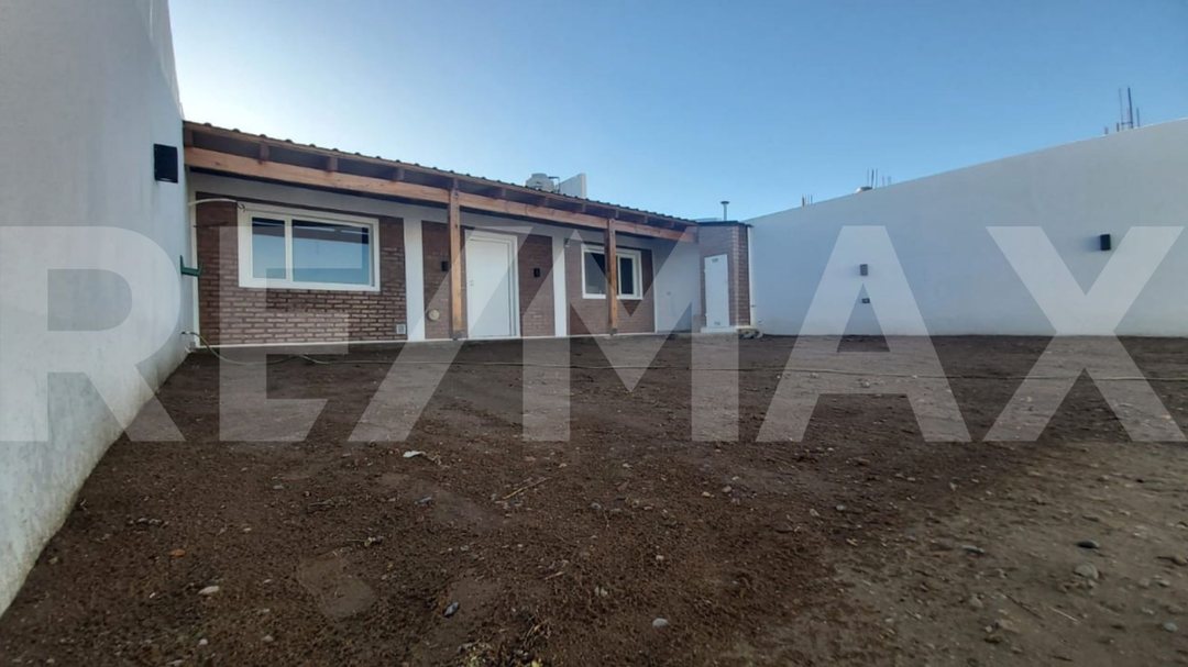 ALQUILER CASA MONOAMBIENTE CON PATIO Y COCHERA