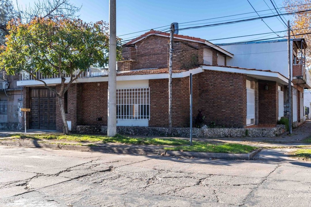 Importante casa en G. Baigorria en esquina