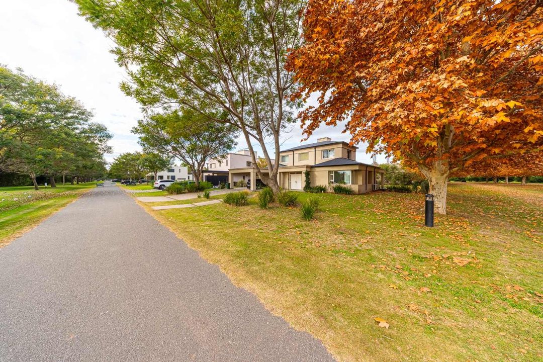 CASA EN VENTA KENTUCKY FUNES 4 DORMITORIOS PERMUTA